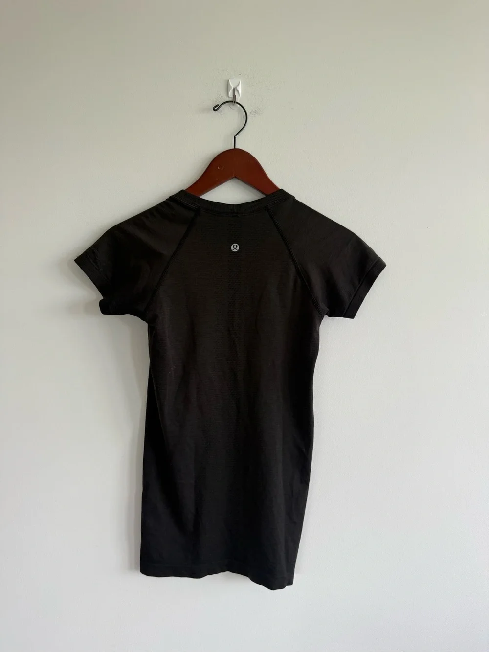 lululemon athletica Black Short Sleeve Performance Tee with Back Logo - Picture 4 of 6